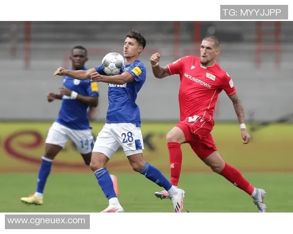 埃斯基尔斯蒂纳与北雪平的激烈对决展现足球魅力与战术智慧